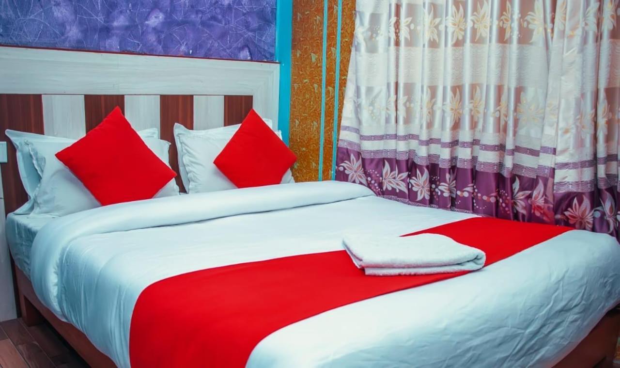 Hotel Middle Point Pvt Ltd Pokhara Ngoại thất bức ảnh