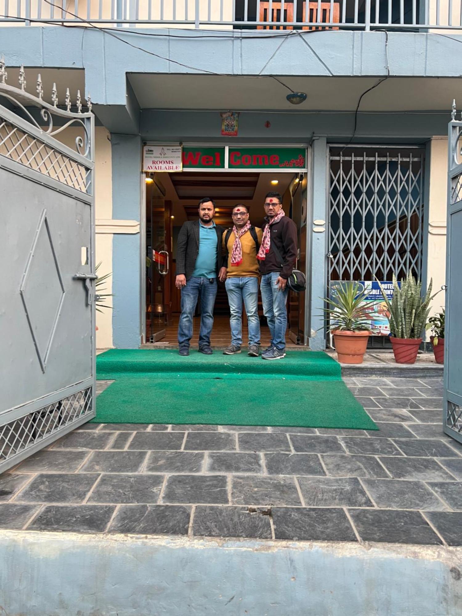 Hotel Middle Point Pvt Ltd Pokhara Ngoại thất bức ảnh